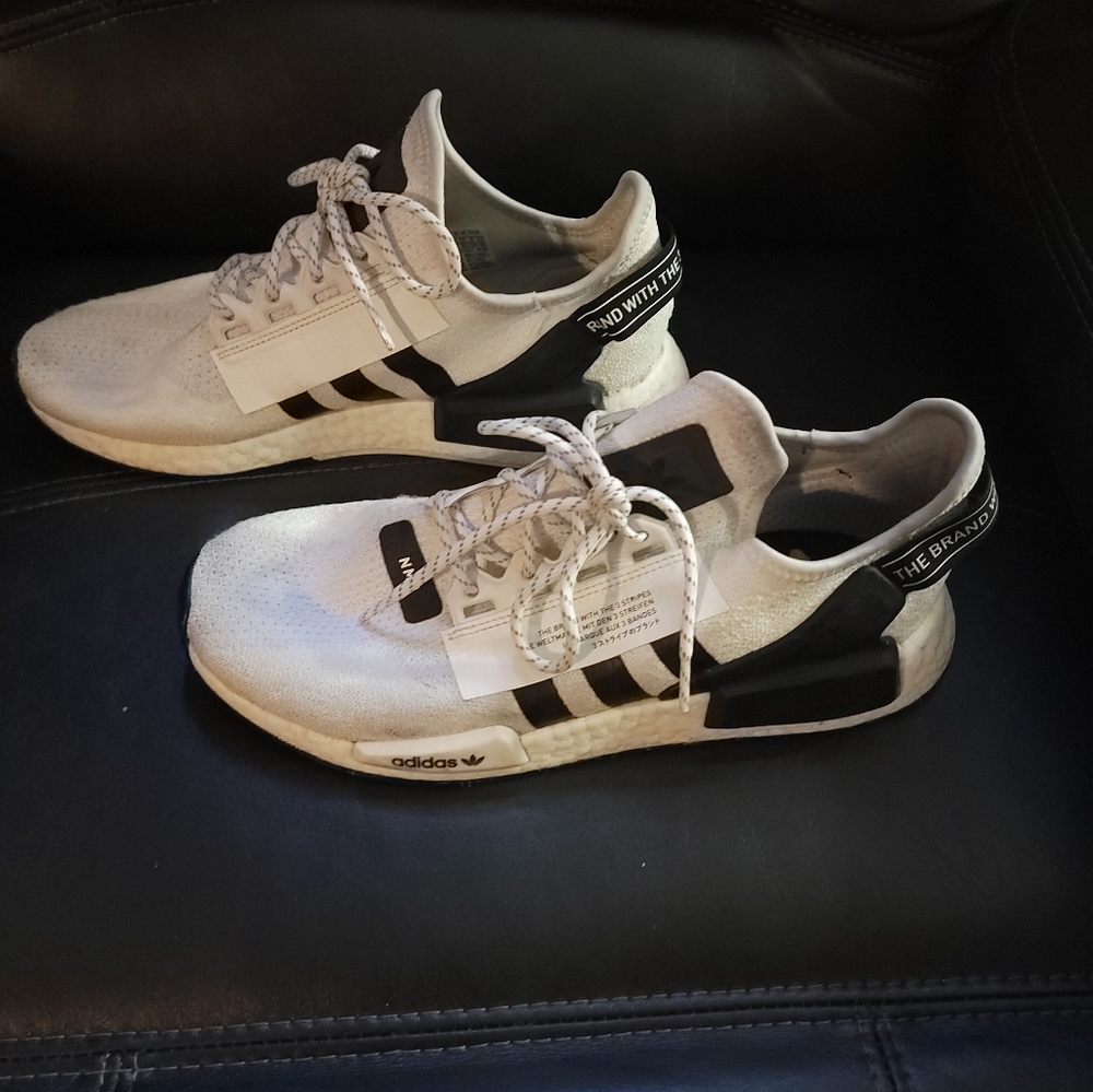 Adidas NMD_R1 V2 SHOES size 9.5